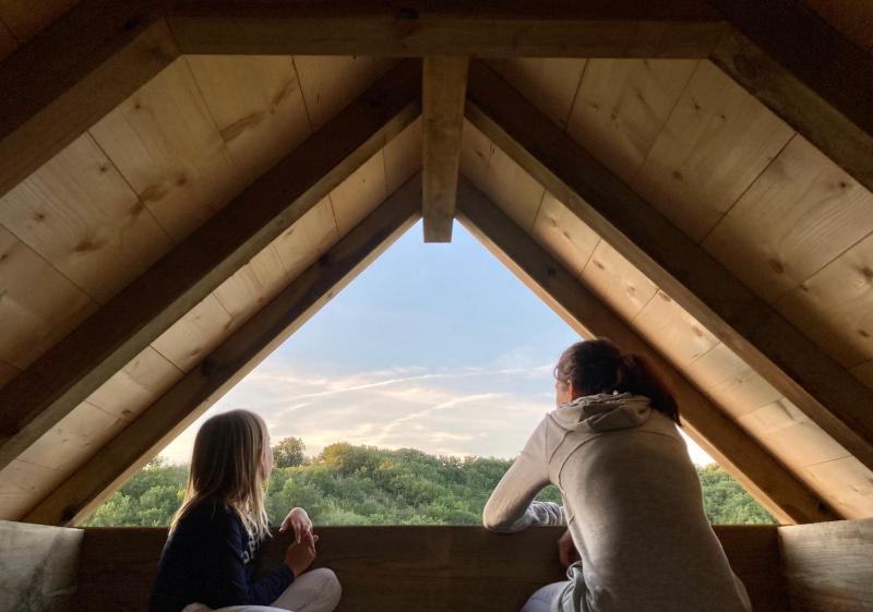 Cabane Bivouac avec échelle à l'ombre des chênes