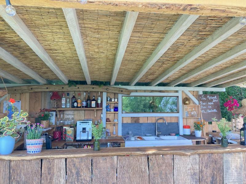 Cabane Bivouac avec échelle à l'ombre des chênes
