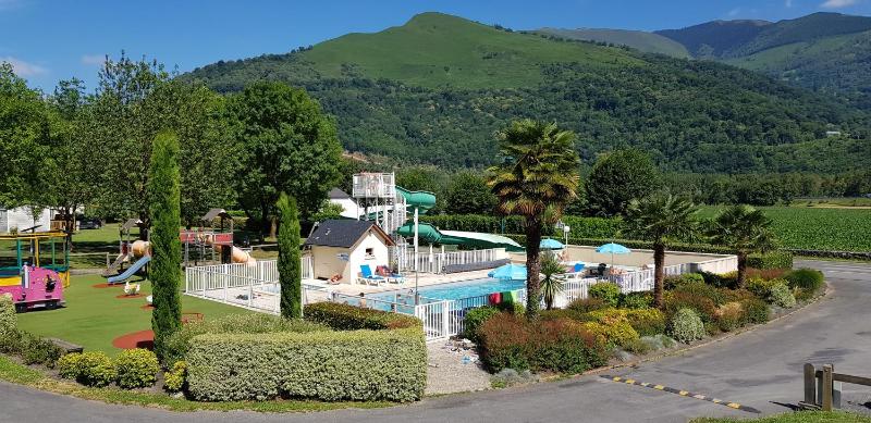 Camping Familial - Parc Aquatique - Grande Aire de Jeux à la Montagne