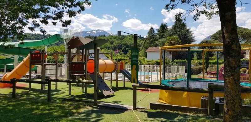 Camping Familial - Parc Aquatique - Grande Aire de Jeux à la Montagne