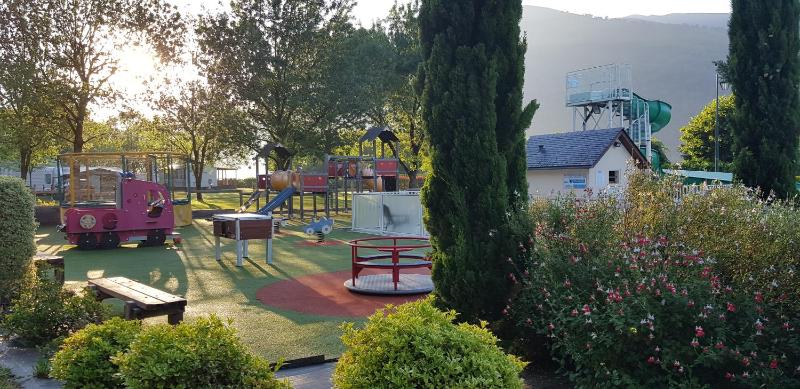 Camping Familial - Parc Aquatique - Grande Aire de Jeux à la Montagne