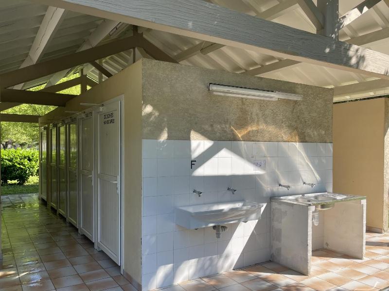 Camping Le Jardin - chalets, bungalows et emplacements nus pour des vacances nature le long de la rivière le Gijou