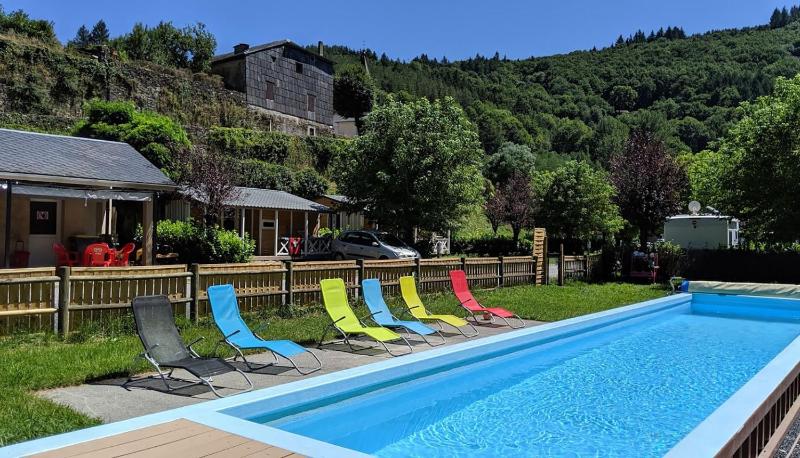 Camping Le Jardin - chalets, bungalows et emplacements nus pour des vacances nature le long de la rivière le Gijou