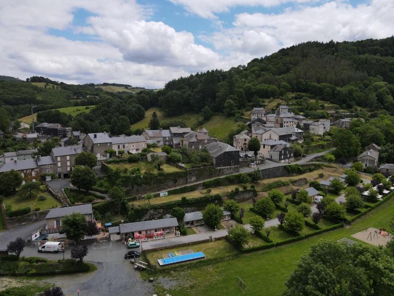 Camping Le Jardin - chalets, bungalows et emplacements nus pour des vacances nature le long de la rivière le Gijou