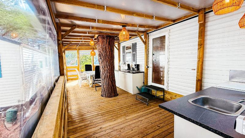 Chalets met buitenkeuken op Camping Leï Suves - JoyCasa