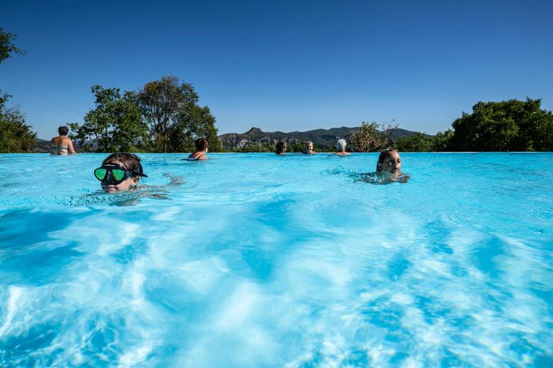 Charmant camping Familiale 3 Etoiles vue 360 plage piscine à débordement empl XXL