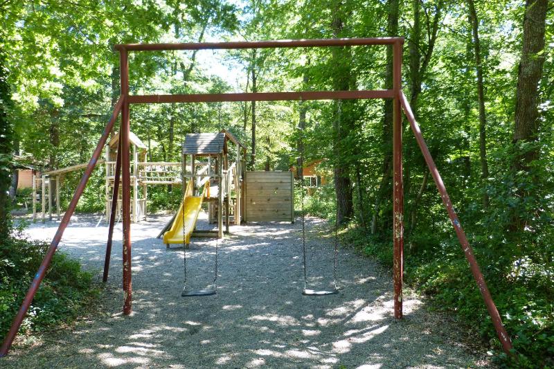 Chateau-camping la Grange Fort, 63500 Les Pradeaux