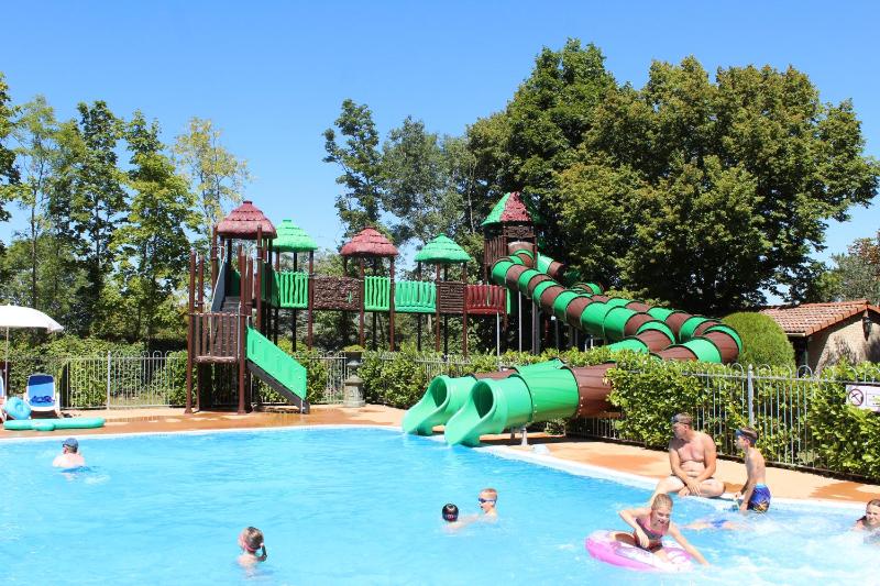 Chateau-camping la Grange Fort, 63500 Les Pradeaux