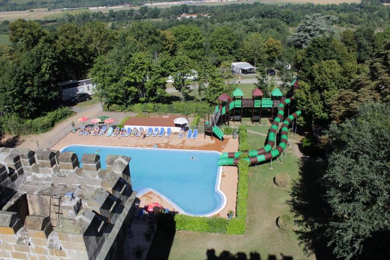 Chateau-camping la Grange Fort, 63500 Les Pradeaux