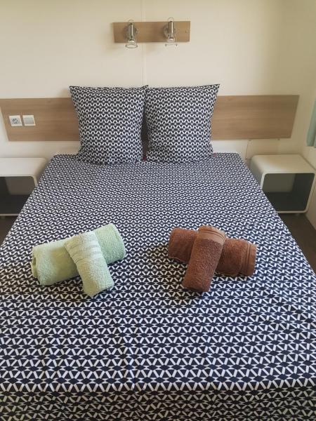 Frejus tout confort, climatisation,linge de lit et de toilette, coffre fort, ventilations au plafond chambres et wifi possible