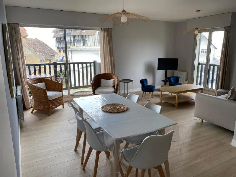 Appartement 5 personnes 65m2 avec balcon, vues partielles mer, 150m de la plage et centre, wifi et parking privé