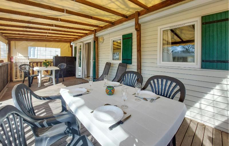 Lovely StaCaravan In Carnac