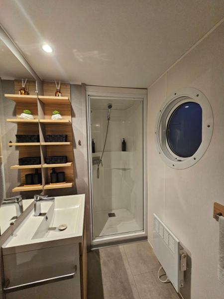 Mobil-home 4 personnes dans camping 5 étoiles proche de la mer