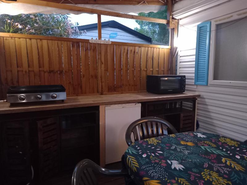 Mobil Home climatisé avec terrasse dans camping l'Escale, calme à 900m de la plage