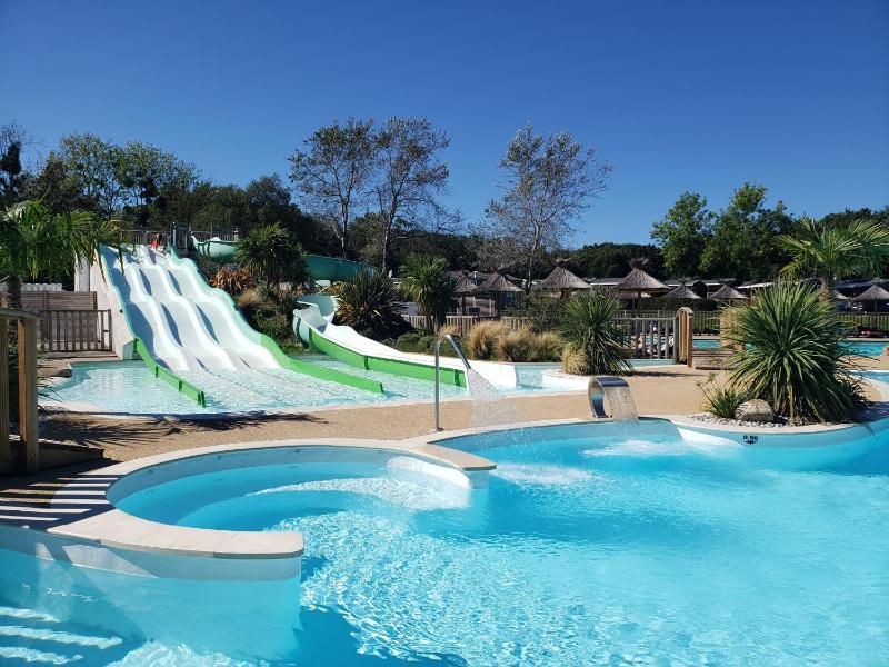 MOBIL-HOME CONFORTABLE ET BIEN EQUIPE AVEC PISCINES ET LA PLAGE A PIED