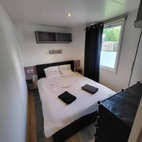 MOBIL-HOME CONFORTABLE ET BIEN EQUIPE AVEC PISCINES ET LA PLAGE A PIED