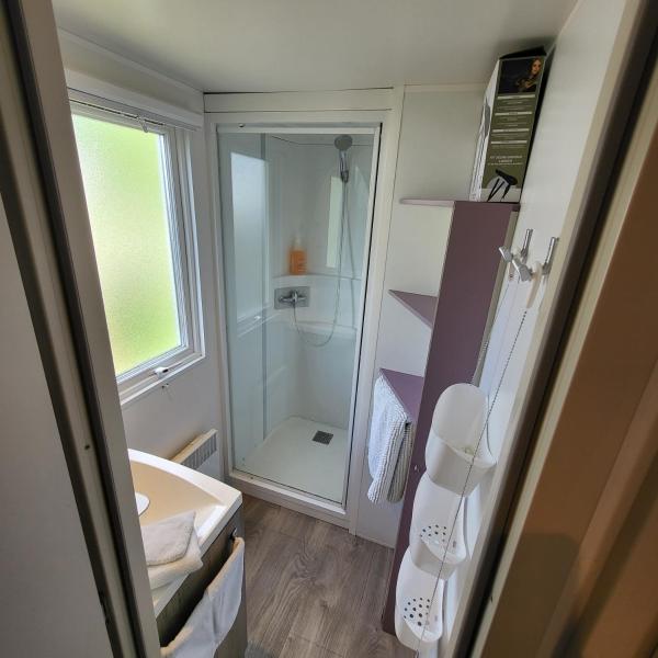 MOBIL-HOME CONFORTABLE ET BIEN EQUIPE AVEC PISCINES ET LA PLAGE A PIED