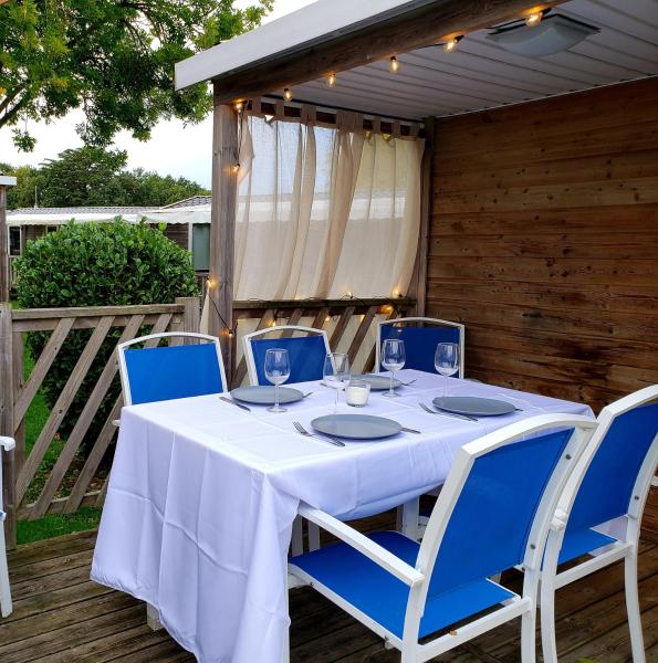MOBIL-HOME CONFORTABLE ET BIEN EQUIPE AVEC PISCINES ET LA PLAGE A PIED