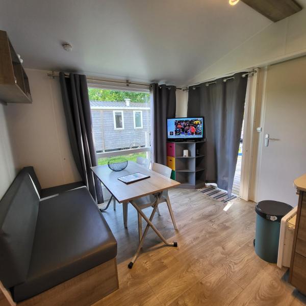 MOBIL-HOME CONFORTABLE ET BIEN EQUIPE AVEC PISCINES ET LA PLAGE A PIED
