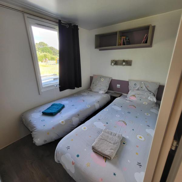 MOBIL-HOME CONFORTABLE ET BIEN EQUIPE AVEC PISCINES ET LA PLAGE A PIED