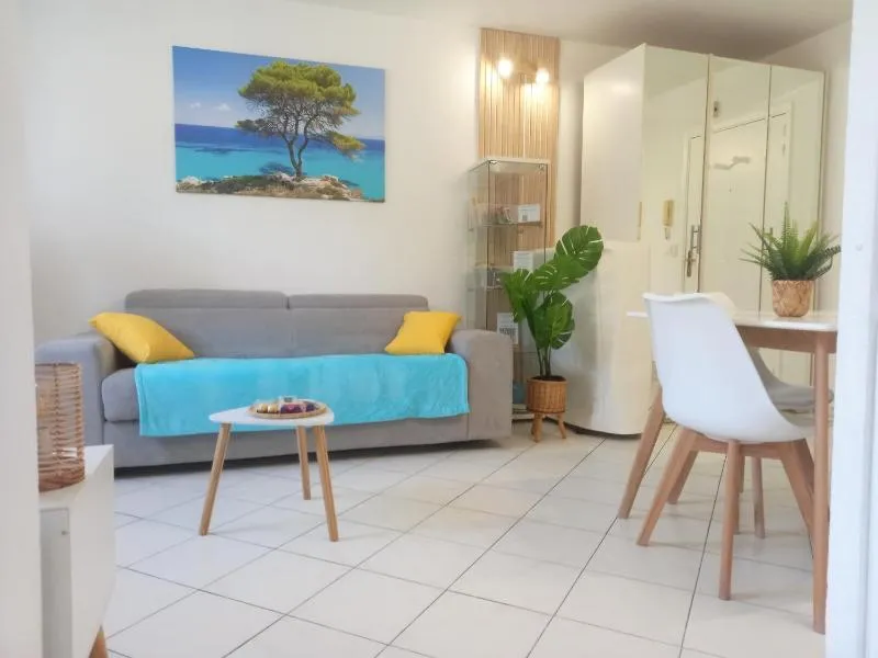 Adorable studio à 200m de la mer , frais , bien équipé et proche des commodités