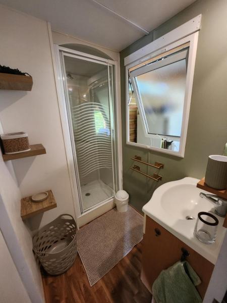 Mobilhome les pieds dans l eau avec piscine