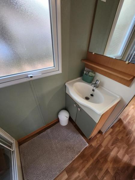 Mobilhome les pieds dans l eau avec piscine