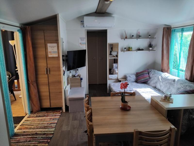 PROMOTION AVRIL MAI MOBIL HOME PISCINE 3 CHAMBRES BORD DE MER - climatisé - 300m de la mer - piscine - parking -
