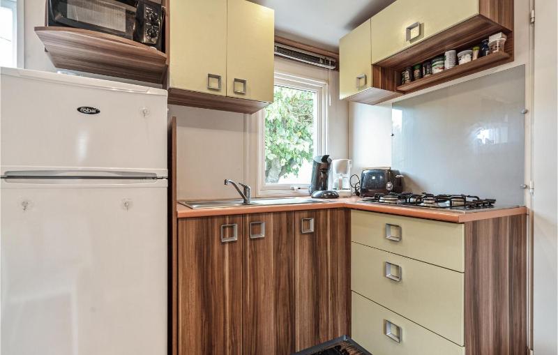 3 Bedroom Lovely StaCaravan In Sete