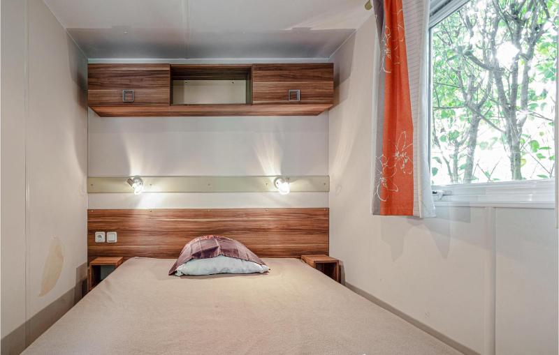 3 Bedroom Lovely StaCaravan In Sete