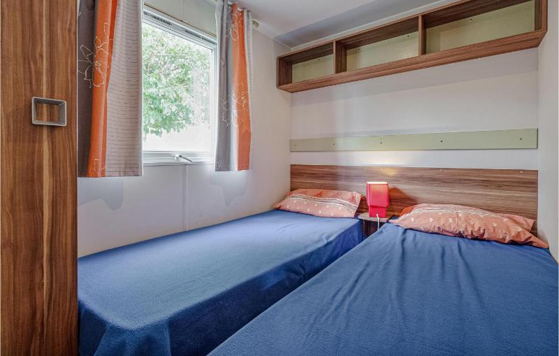 3 Bedroom Lovely StaCaravan In Sete
