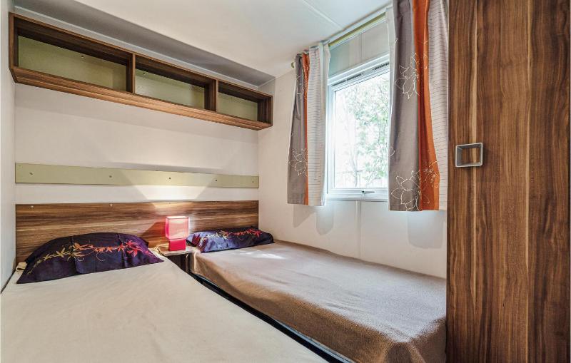 3 Bedroom Lovely StaCaravan In Sete