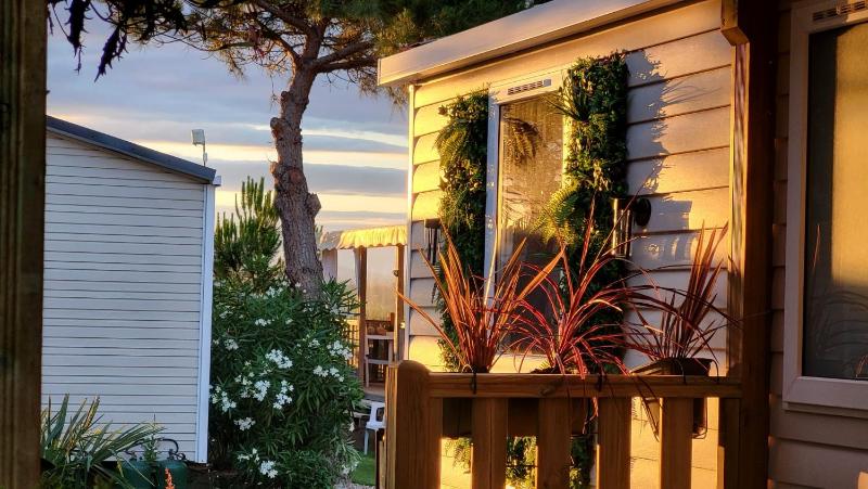 Le Lagon Rose nice bungalow Camping SIBLU le Mar Estang Canet-en-Roussilon, 2 rooms, 2 bathrooms, 2 TV, free WIFI, sheets & towels included, beach at 5 mn walk