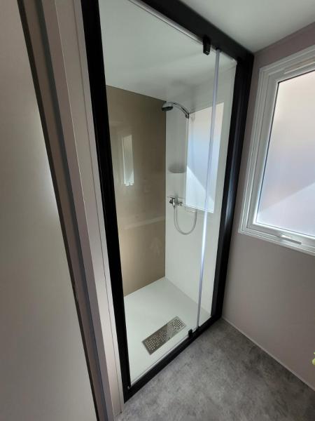MH 170 AVENTURA 3 chambres dont une suite parentale et 2 salles de bain dans camping 4étoiles