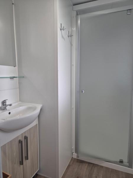 MH 467 Isalisa 3chambres et 1 salle de bain dans camping 4 étoiles avec PARC AQUATIQUE