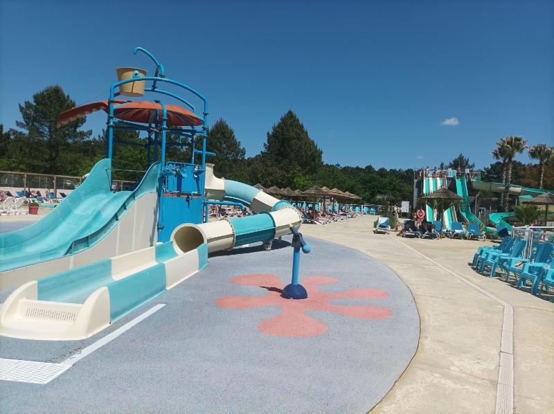 MH 477 CASITA 3 chambres 1 salle de bain dans camping 4 étoiles avec parc aquatique