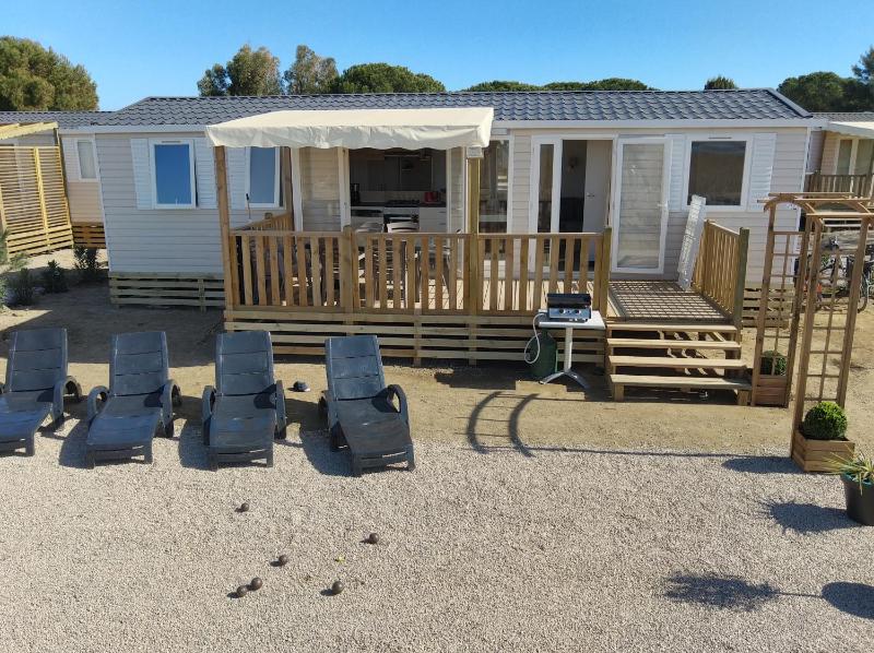 Mobil home à 100 m des plages dans camping 4 étoiles avec vue sur la montagne