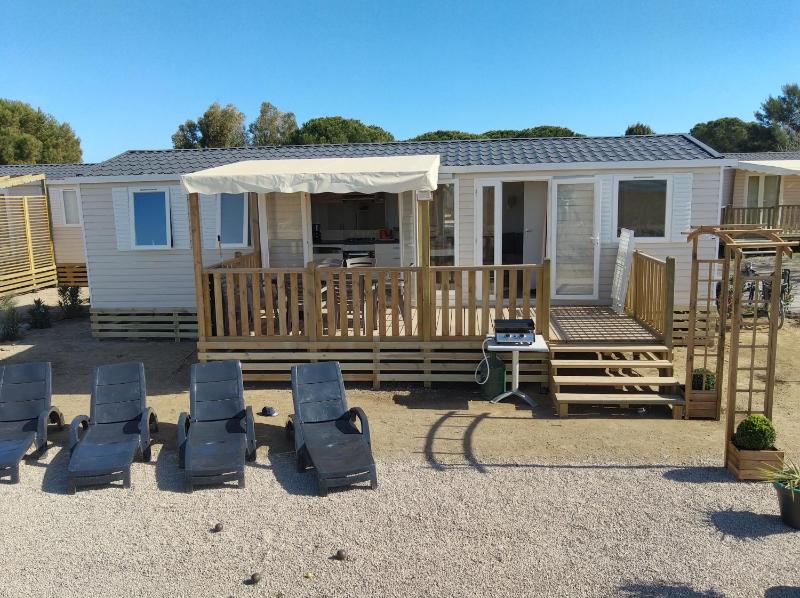 Mobil home à 100 m des plages dans camping 4 étoiles avec vue sur la montagne