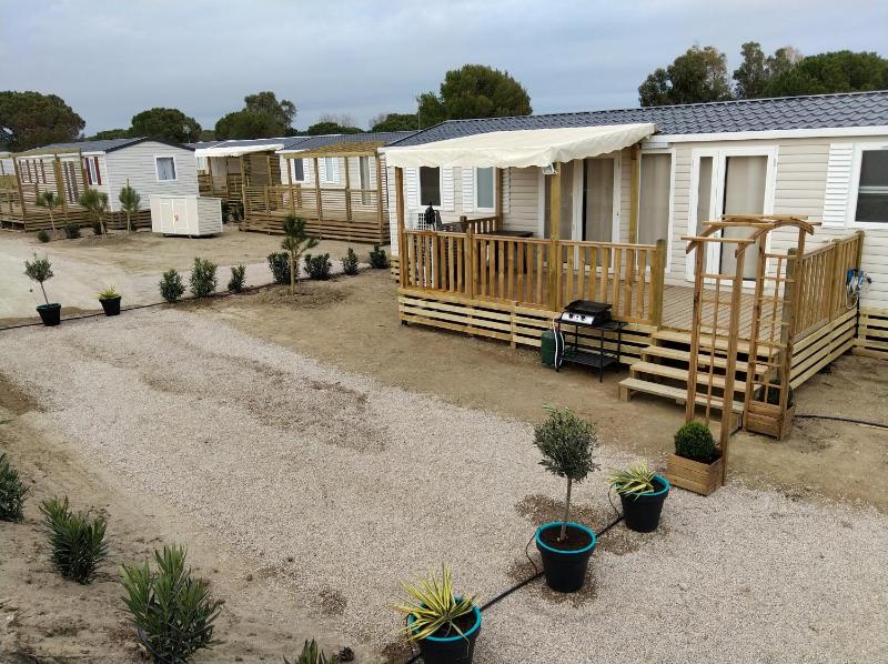 Mobil home à 100 m des plages dans camping 4 étoiles avec vue sur la montagne