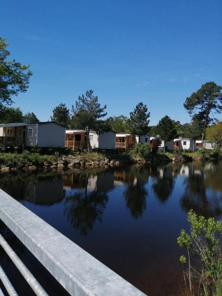 Mobil Home bord d'eau Camping 4 étoiles Les Viviers