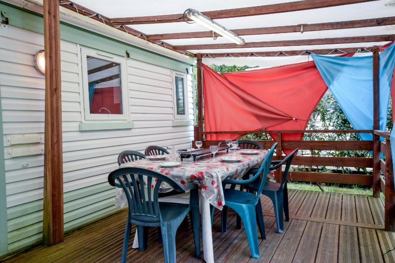 Mobil-home climatisé, camping 3étoiles, 5 min du Lac et à 15 min de Mimizan-Plage