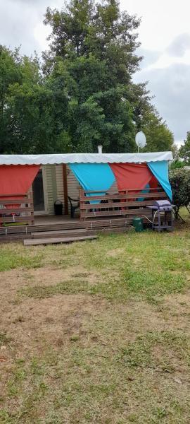 Mobil-home climatisé, camping 3étoiles, 5 min du Lac et à 15 min de Mimizan-Plage