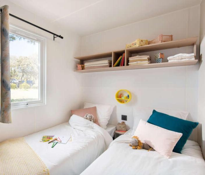 Mobilhome 6 personnes climatisation, TV, lave-vaisselle, 2 salle de bain, 3 chambres au camping Les Vignes à Lit-et-Mixe dans les Landes avec piscine,