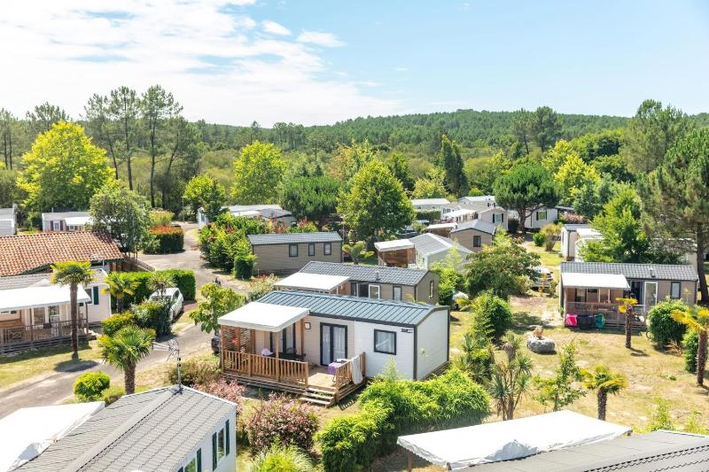 Mobilhome 6 personnes climatisation, TV, lave-vaisselle, 2 salle de bain, 3 chambres au camping Les Vignes à Lit-et-Mixe dans les Landes avec piscine,