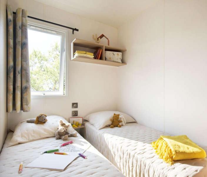 Mobilhome 6 personnes climatisation, TV, lave-vaisselle, 2 salle de bain, 3 chambres au camping Les Vignes à Lit-et-Mixe dans les Landes avec piscine,