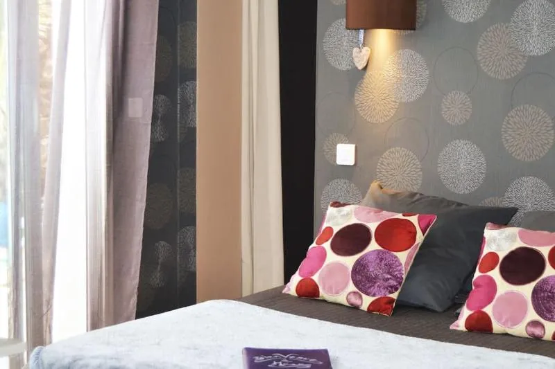 "POUR VOUS" studio dans villa avec piscine