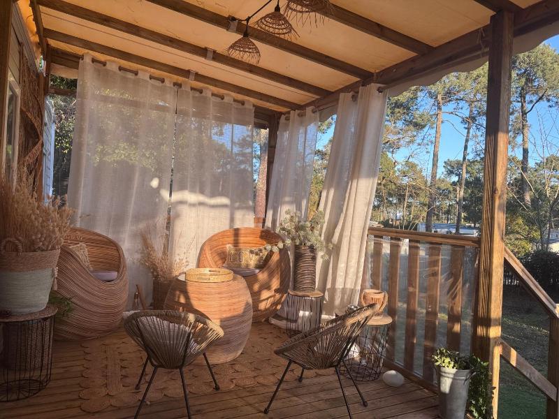 Un toit sur le bassin bungalow