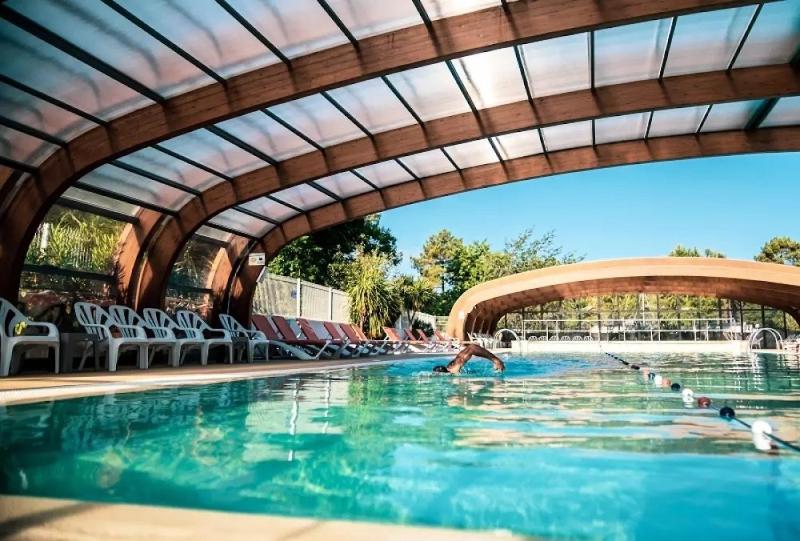 Un toit sur le bassin bungalow
