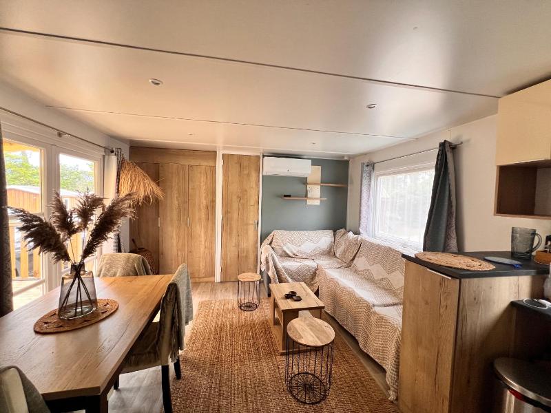 Un toit sur le bassin bungalow
