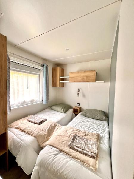 Un toit sur le bassin bungalow